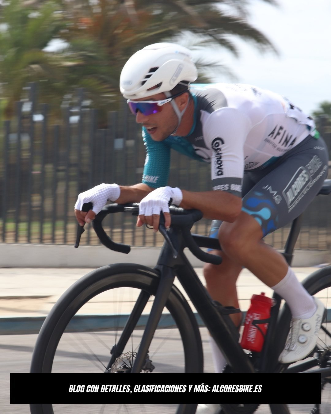 Manu Villarrubia compitiendo en el circuito urbano del VI Giro Ciudad de La Línea