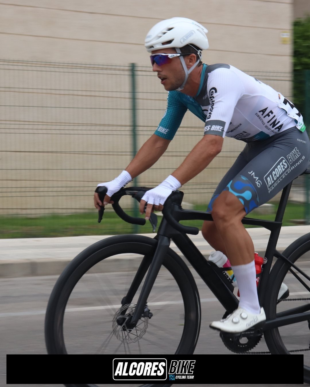 Manu Villarrubia pedaleando en el circuito urbano del VI Giro Ciudad de La Línea