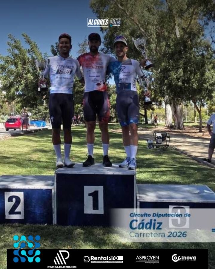 Manu Villarrubia, a la derecha, en el tercer puesto del podio Máster 30 de la Clásica de Algeciras 2026