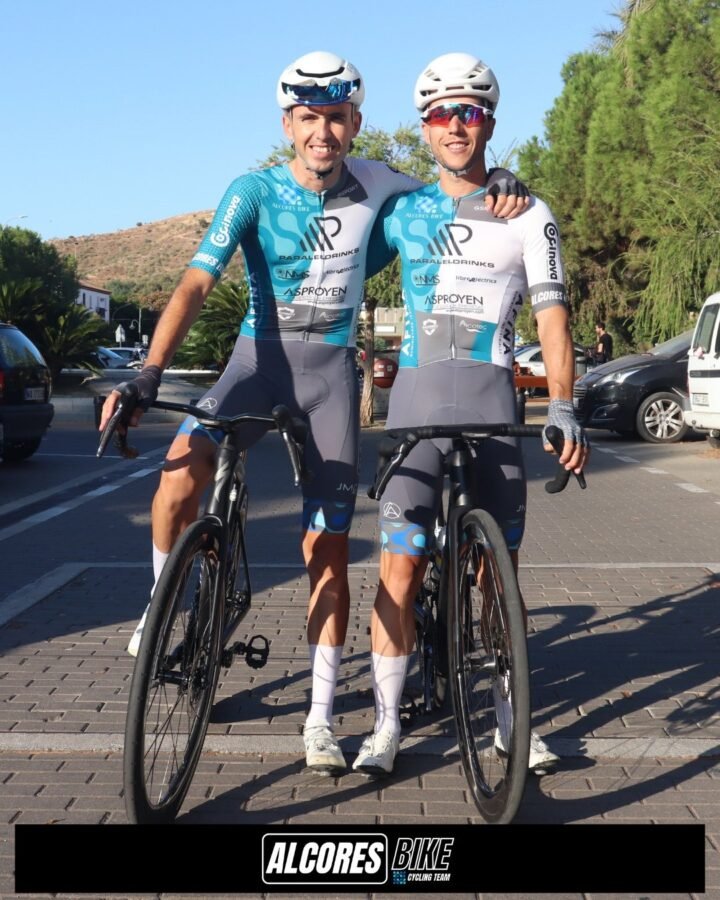 Manu Villarrubia y Víctor Pérez-Abela con sus bicicletas antes de la XLI Subida a la Reina