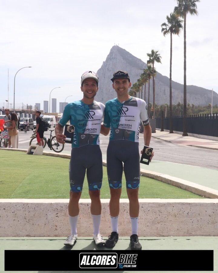 Víctor Pérez-Abela y Manu Villarrubia con los trofeos del VI Giro Ciudad de La Línea