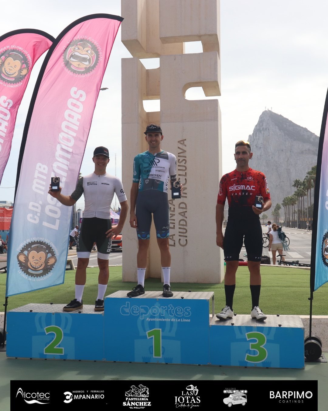Víctor Pérez-Abela en el primer cajón del podio Élite del VI Giro Ciudad de La Línea
