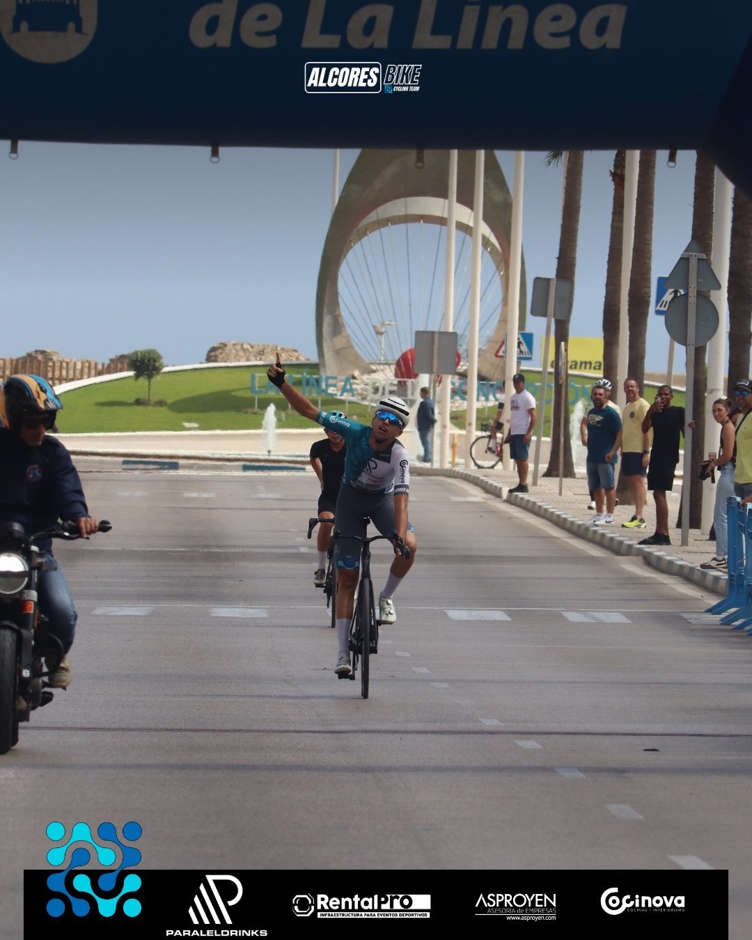 Víctor Pérez-Abela celebra la victoria en el VI Giro Ciudad de La Línea